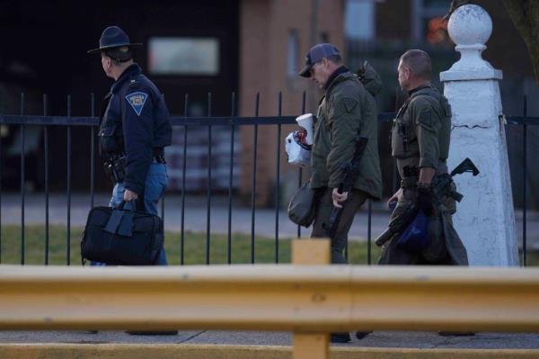 Indiana State Police officers entering Indiana State Prison for the scheduled execution of Joseph Corcoran, co<em></em>nvicted of multiple killings in 1997