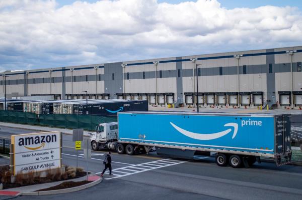 Truck arriving at Amazon's Staten Island warehouse facility, with potential for workers' strike as announced by the Teamster unio<em></em>n